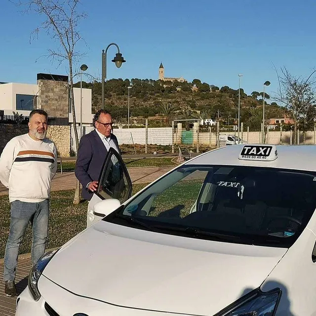 Taxi Alzira Juanma Peña persona subiendo al coche